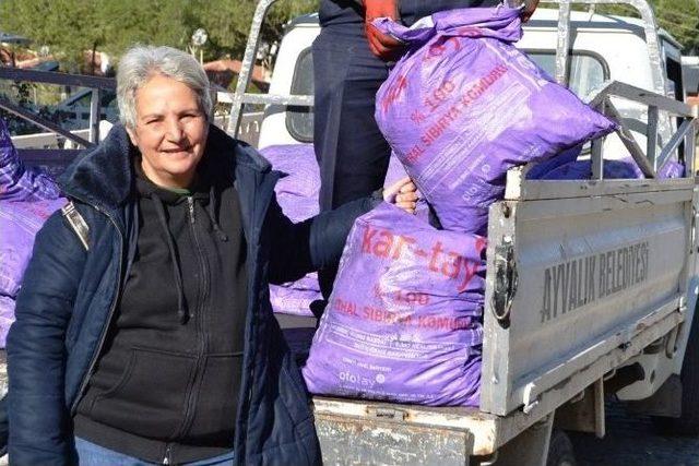 Ayvalık Şefkat Evleri’nden İhtiyaç Sahiplerine Kömür Yardımı