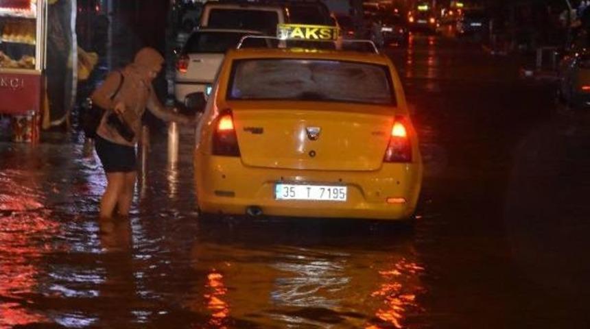 İzmir'de Sağanak Yağış Etkili Oldu