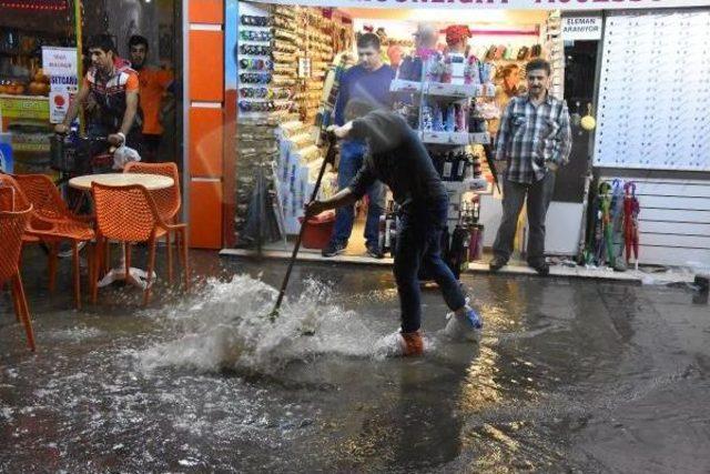 İzmir'de Sağanak Yağış Etkili Oldu