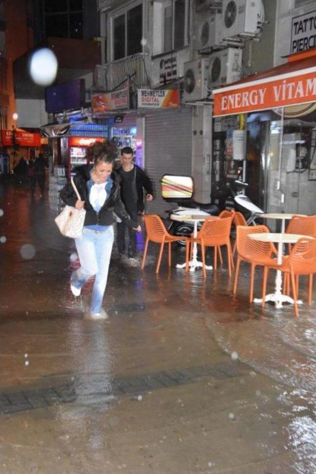 İzmir'de Sağanak Yağış Etkili Oldu