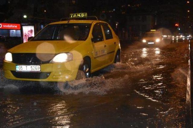 İzmir'de Sağanak Yağış Etkili Oldu