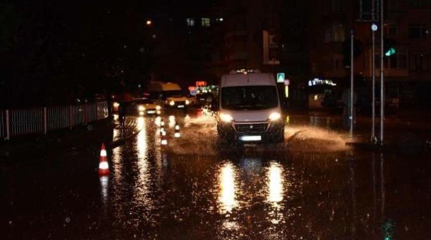 &Ccedil;anakkale'de Sağanak Yaşamı Olumsuz Etkiledi