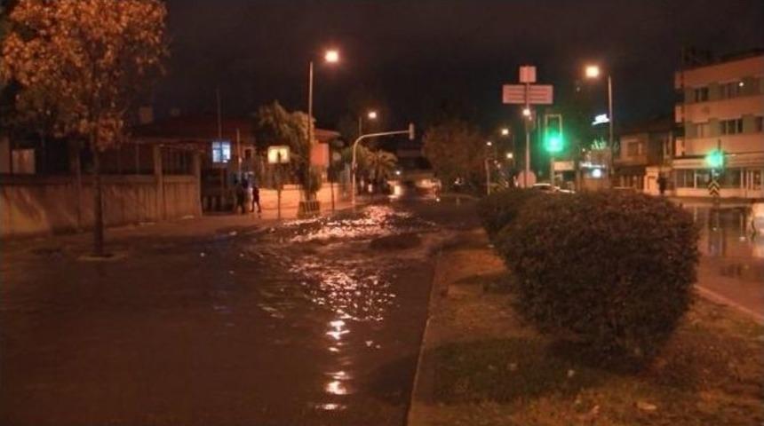 İzmir&rsquo;de Sağanak Yağmur Sonrası Ara&ccedil;lar Yollarda Mahsur Kaldı