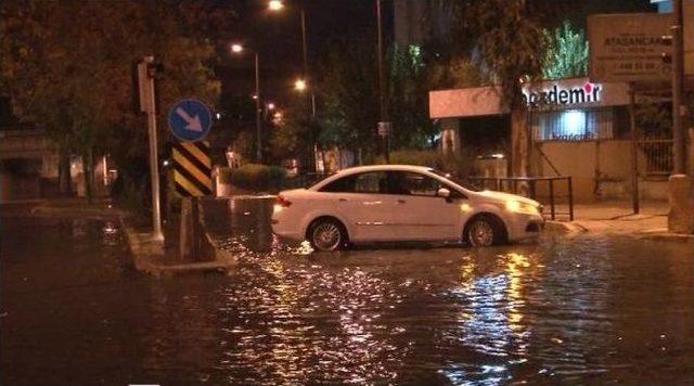 İzmir’de Sağanak Yağmur Sonrası Araçlar Yollarda Mahsur Kaldı