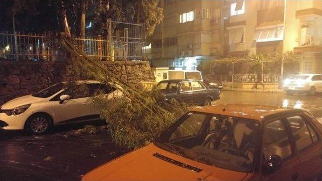 İzmir’de Sağanak Yağmur Sonrası Araçlar Yollarda Mahsur Kaldı