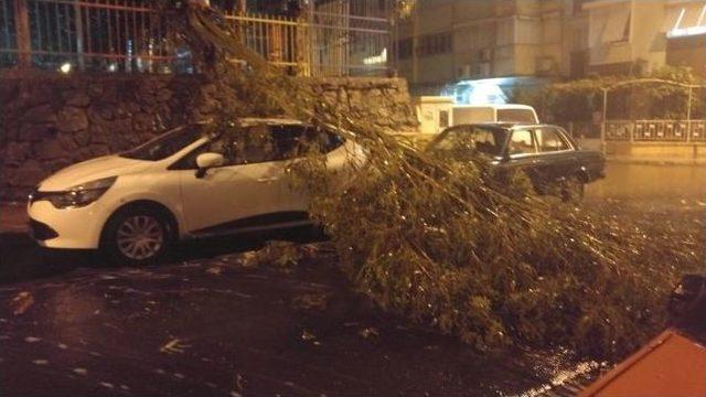 İzmir’de Sağanak Yağmur Sonrası Araçlar Yollarda Mahsur Kaldı