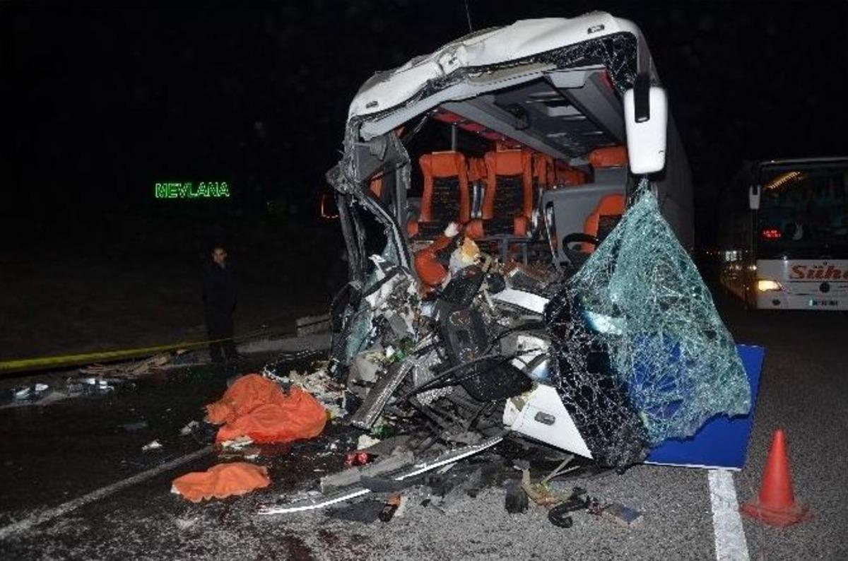 Yolcu Otob&uuml;s&uuml; Tır&rsquo;la &Ccedil;arpıştı: 1 &Ouml;l&uuml;, 29 Yaralı
