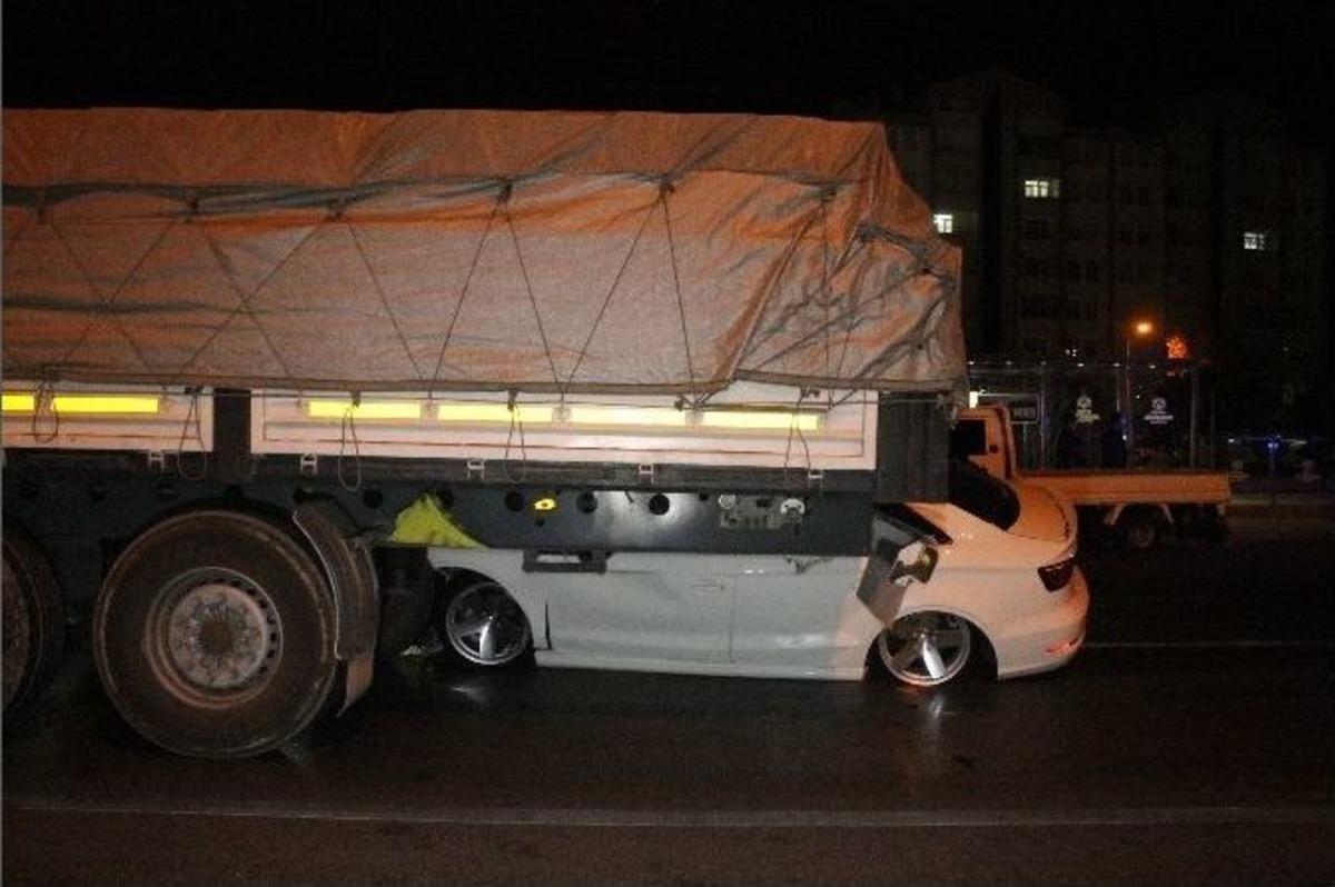 Tır&rsquo;a Arkadan &Ccedil;arpan Otomobilden Sağ &Ccedil;ıktı