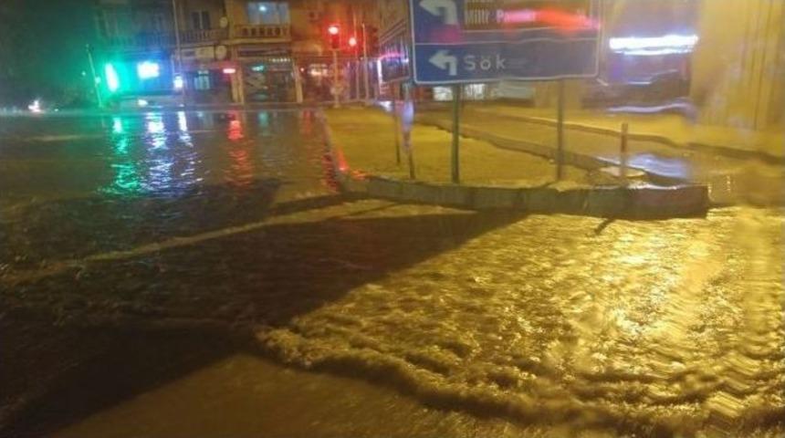 Kuşadası&rsquo;nda Yarım Saat S&uuml;ren Yağmur Yolları G&ouml;le &Ccedil;evirdi