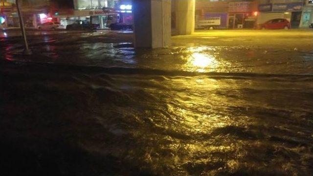 Kuşadası’nda Yarım Saat Süren Yağmur Yolları Göle Çevirdi