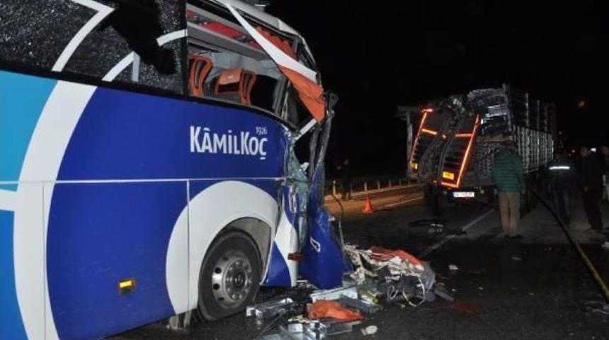 Otob&uuml;s, Tır'a Arkadan &Ccedil;arptı: 1 &Ouml;l&uuml; 29 Yaralı