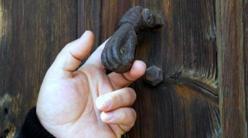 Tarihi Kapı Tokmakları Yok Oluyor