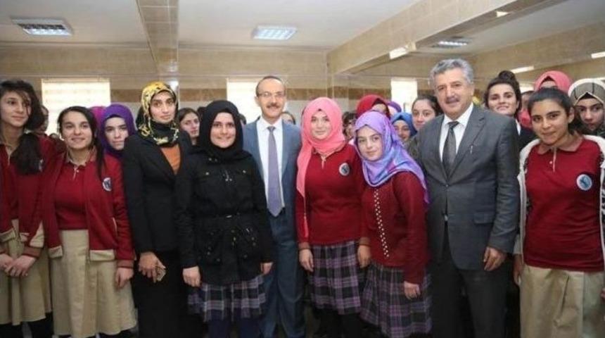 Vali Yavuz, &Ouml;ğrencilere Tecr&uuml;belerini Aktardı