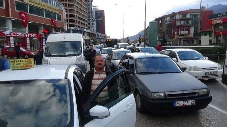 Caddenin Ortasında Durup Atatürk’ü Böyle Andılar G1