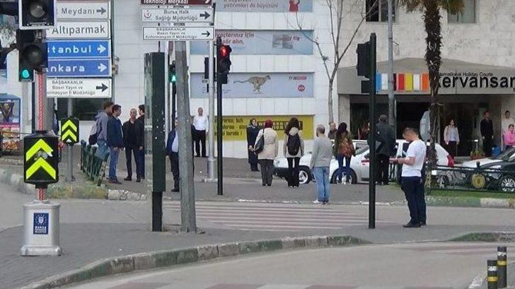 Caddenin Ortasında Durup Atatürk’ü Böyle Andılar G3