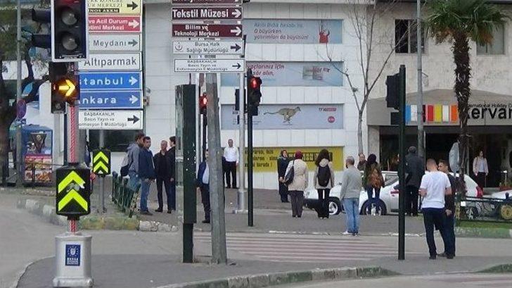 Caddenin Ortasında Durup Atatürk’ü Böyle Andılar G4