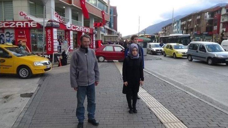 Caddenin Ortasında Durup Atatürk’ü Böyle Andılar G5