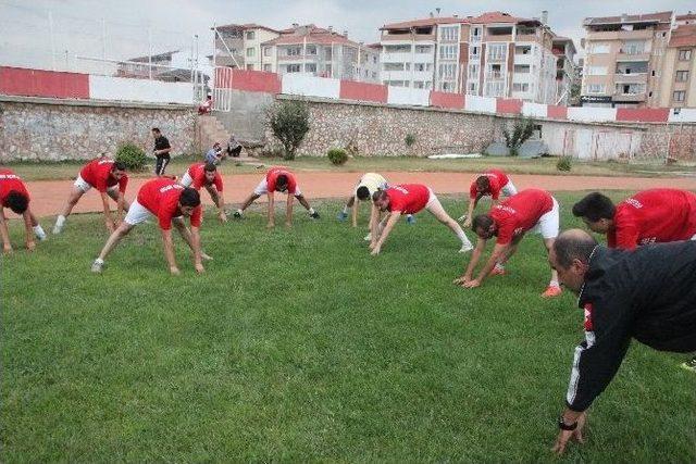 Bilecikspor, Deplasmanda Oynayacağı Osmaneli Gençlerbirliği Spor Maçının Hazırlıklarını Sürdürüyor