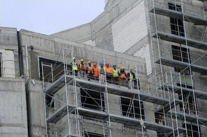 (özel Haber) 80 Metrelik Vinç Üzerinde Saygı Duruşu G1