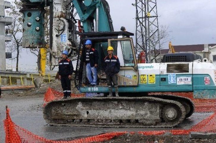 (özel Haber) 80 Metrelik Vinç Üzerinde Saygı Duruşu G2