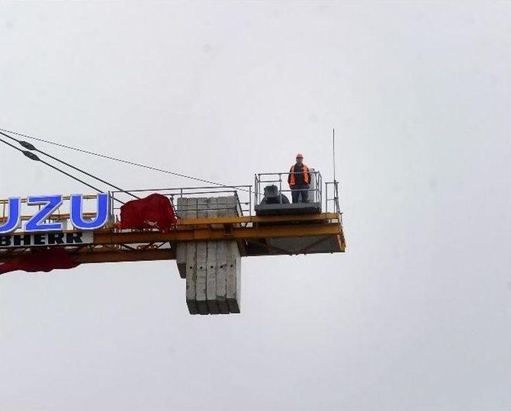 (özel Haber) 80 Metrelik Vinç Üzerinde Saygı Duruşu G3