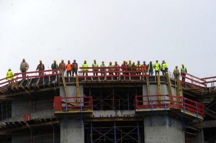 (özel Haber) 80 Metrelik Vinç Üzerinde Saygı Duruşu G4