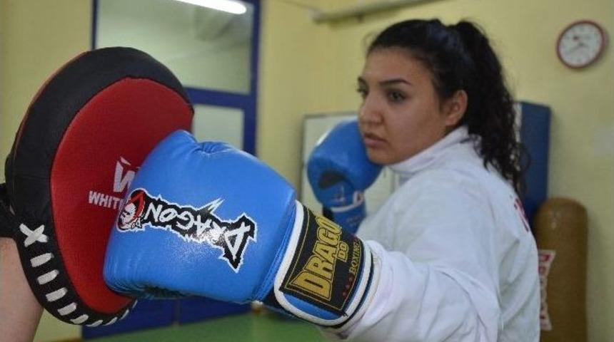 (özel Haber) Tavsiye İle Başladığı Kick Boksda Avrupa İkincisi Oldu