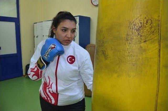 (özel Haber) Tavsiye İle Başladığı Kick Boksda Avrupa İkincisi Oldu