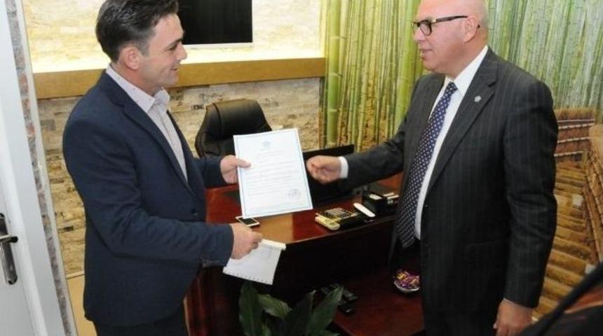 Ruhsatlarını Başkan Eşkinat Teslim Etti