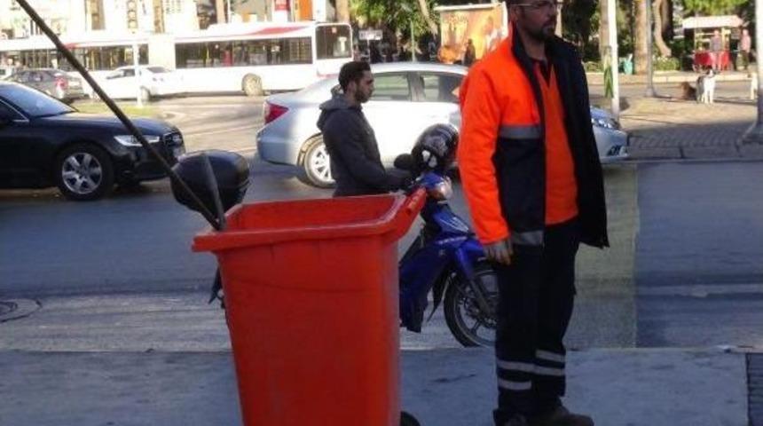 Grevdeki Iş&ccedil;iler De Saygı Durduşunda Bulundu