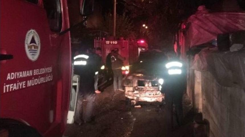 Adıyaman&rsquo;da İki Otomobil Yandı