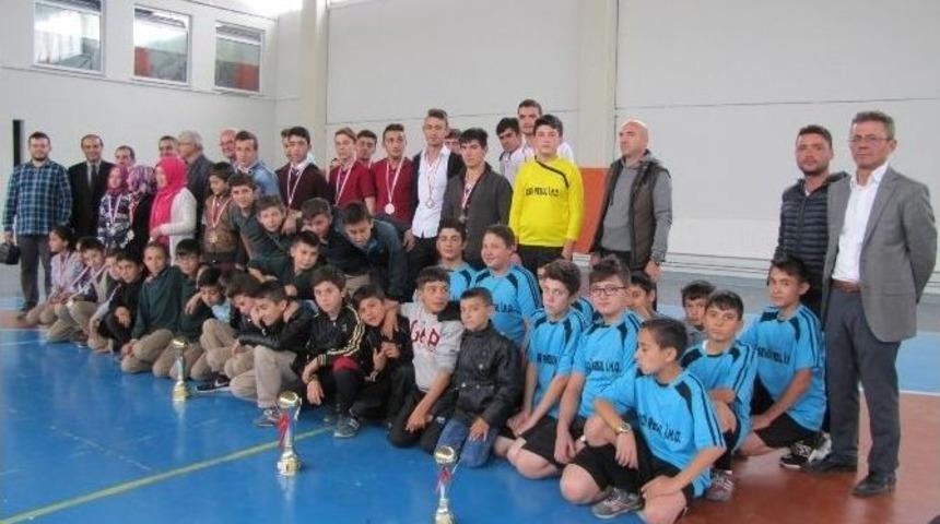 Hisarcık&rsquo;ta Spor M&uuml;sabakalarında Dereceye Giren &Ouml;ğrenciler &Ouml;d&uuml;llendirildi