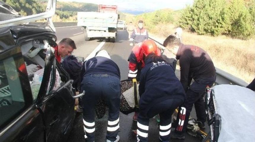 Uyuyan S&uuml;r&uuml;c&uuml; Tır&rsquo;a Arkadan &Ccedil;arptı: 2 Yaralı