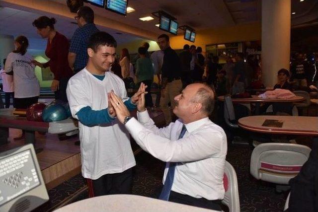 Vali Çakacak’ın Down Sendromlu Çocuklarla Bowling Keyfi