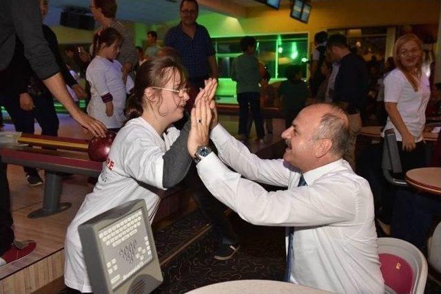 Vali Çakacak’ın Down Sendromlu Çocuklarla Bowling Keyfi