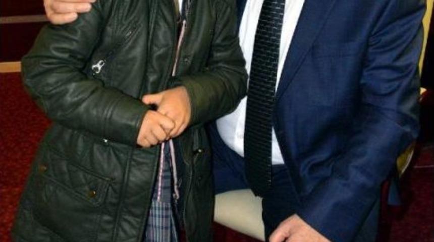 Halk G&uuml;n&uuml;'nde, Ilkokul &Ouml;ğrencisinden Ilgin&ccedil; Istek