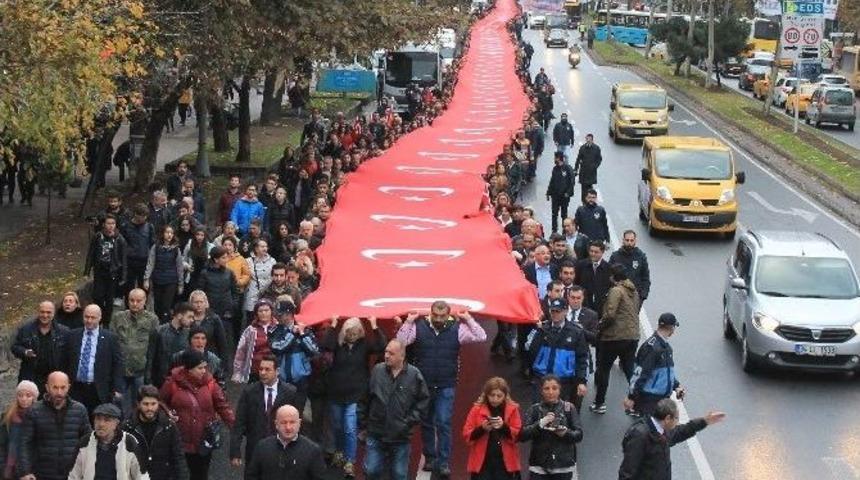 Beşiktaş&rsquo;ta Bin 11 Metrelik Dev T&uuml;rk Bayrağıyla Binler Dolmabah&ccedil;e&rsquo;ye Y&uuml;r&uuml;d&uuml;