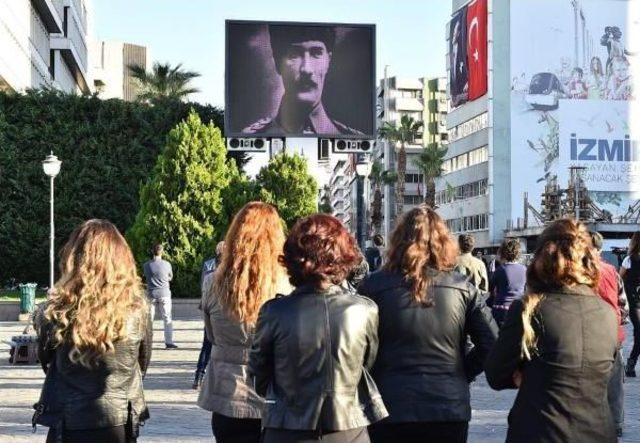 İzmir'de Yaşam Atatürk Için Durdu