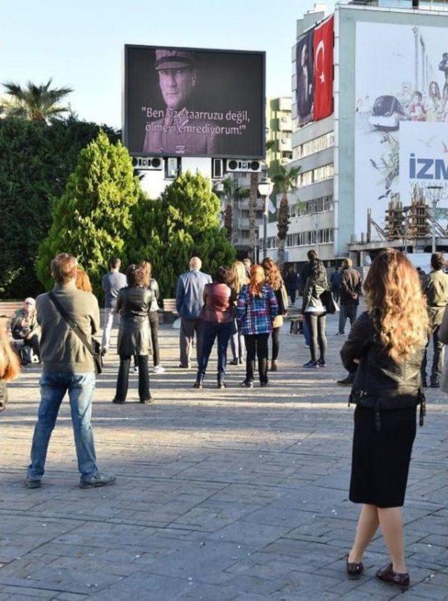 İzmir'de Yaşam Atatürk Için Durdu