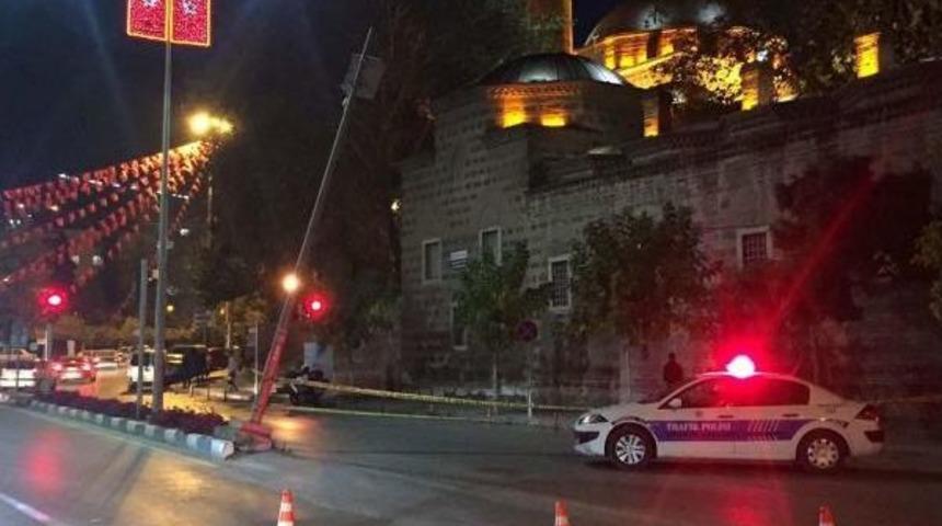 Şiddetli R&uuml;zgar Direği Yan Yatırdı