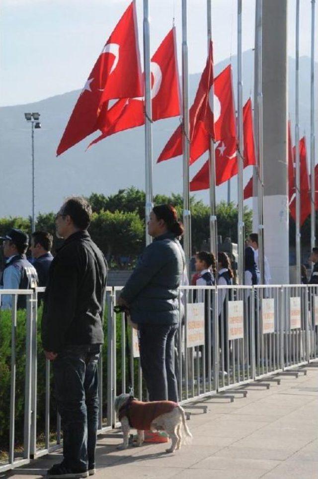 İskenderun'da Ata'ya Saygı