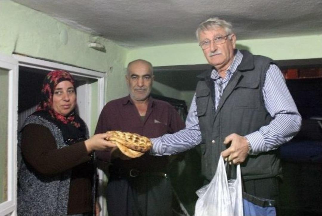 (&ouml;zel Haber) Herkes Uyurken O Ekmek Dağıtıyor