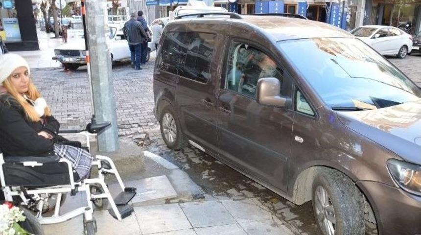 (&ouml;zel Haber) Engelliler Kaldırımda Mahsur Kaldı