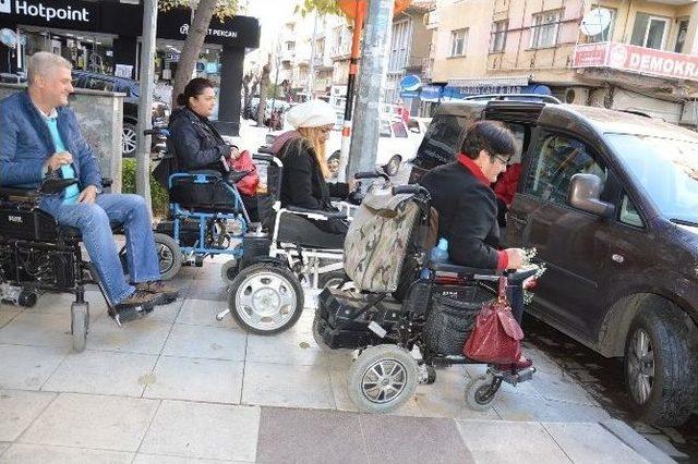 (özel Haber) Engelliler Kaldırımda Mahsur Kaldı