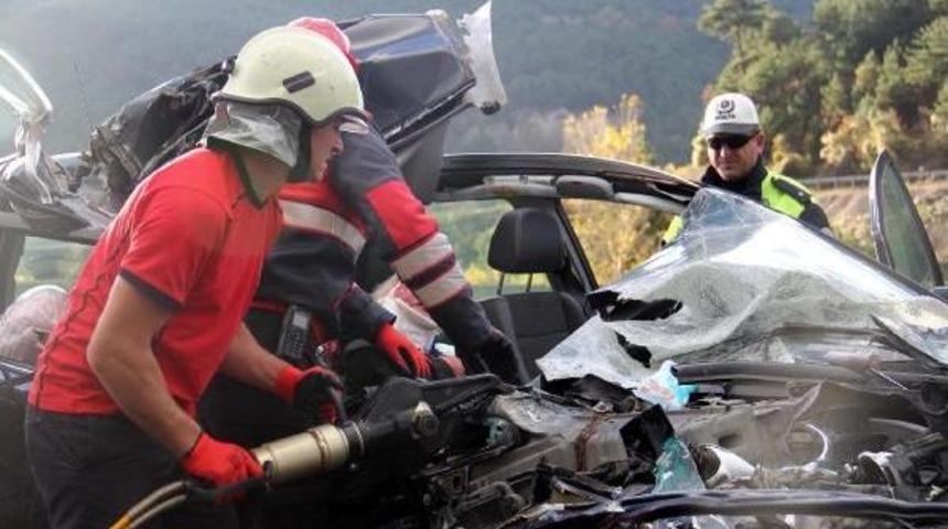 S&uuml;r&uuml;c&uuml;s&uuml; Uyuyan Otomobil Tır'a &Ccedil;arptı: 2 Yaralı