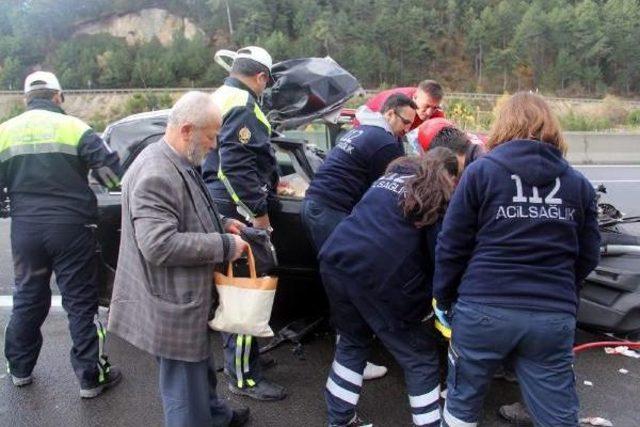 Sürücüsü Uyuyan Otomobil Tır'a Çarptı: 2 Yaralı