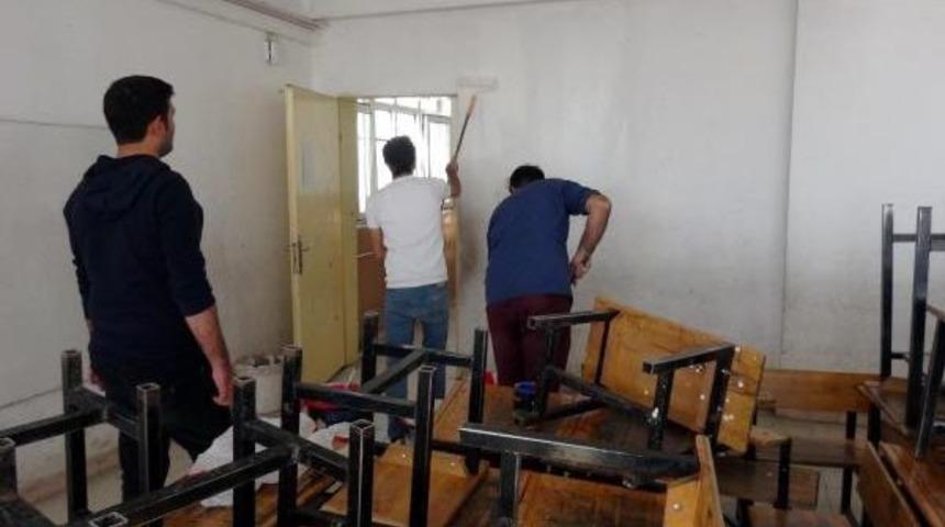 Silopi&rsquo;De &Ouml;ğretmenler Boş Zamanlarında Okulu Boyuyor