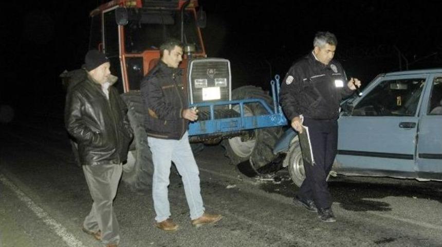 Trakt&ouml;rle Otomobil &Ccedil;arpıştı: 1 Yaralı