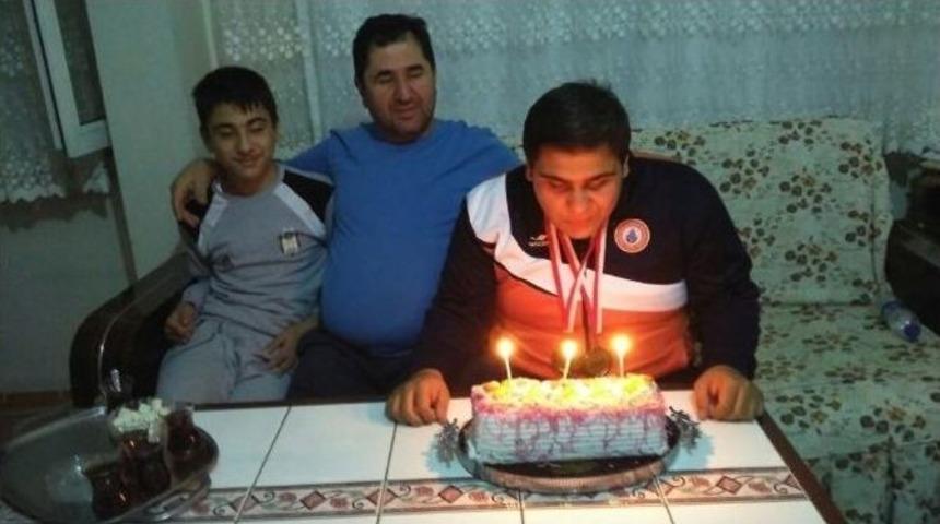 Kastamonulu Gencin Bileğini Kimse B&uuml;kemedi