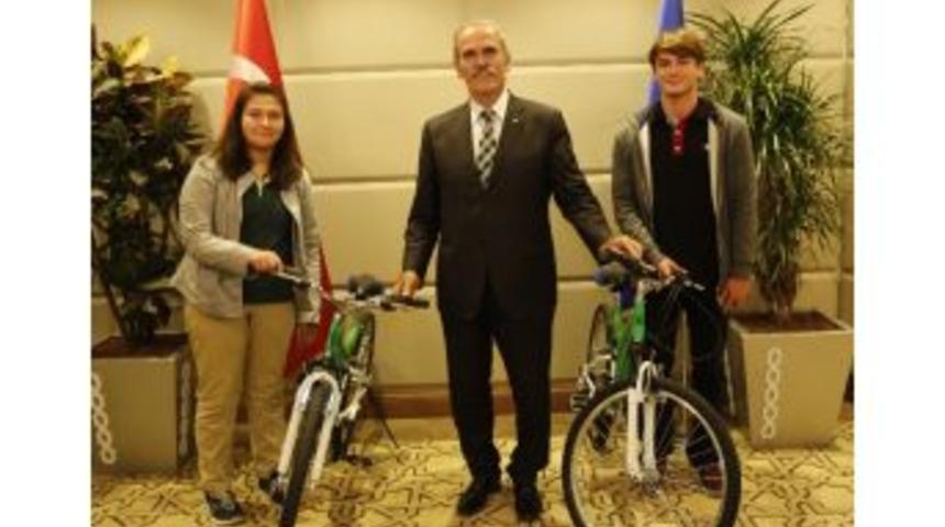 &Ccedil;evreci &Ouml;ğrencilere &Ouml;d&uuml;l